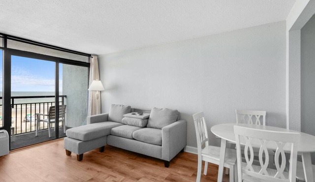 Airy Oceanfront Suite 4th Flr with Breakfast in Myrtle Beach