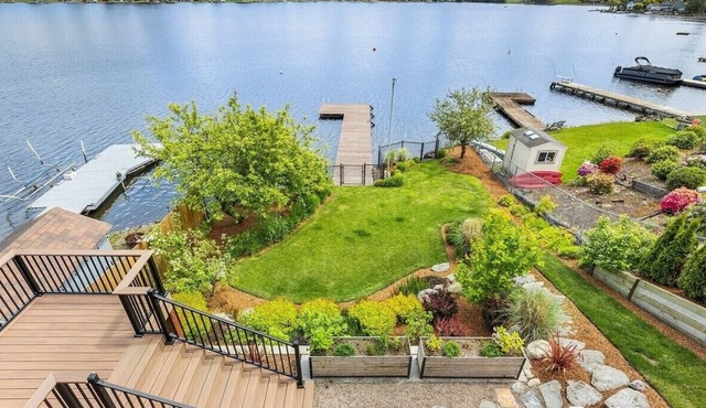 Amazing 2-BD waterfront in Kent/Seattle. Dock, BBQ, Game room!