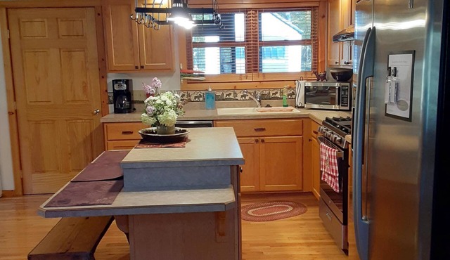 Amazing 3 bedroom cabin with a screened in back porch!