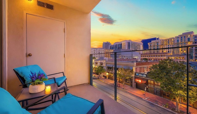 Amazing Location, Close 2 Seaport Village W/Gym & Parking!