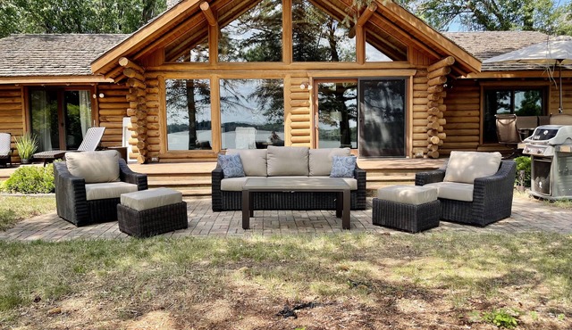 Amazing Log Cabin less than 40 Miles from Twin Cities with large Hot Tub!