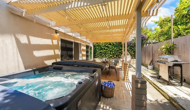 Amazing Reviews W/Jacuzzi, Walk 2 Beach, Lrg Yard!