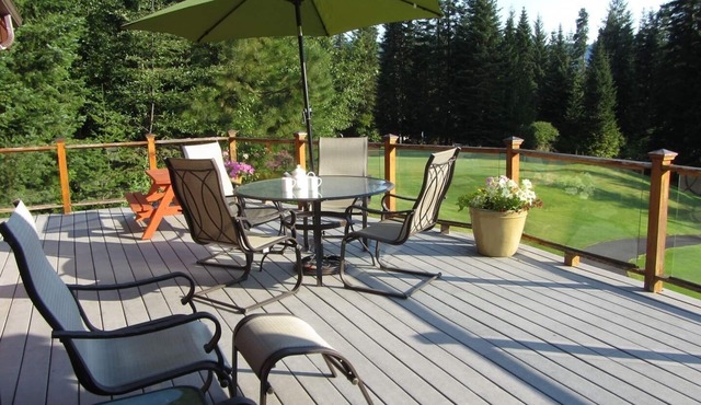 An authentic cedar log cabin with mountain and golf course views!