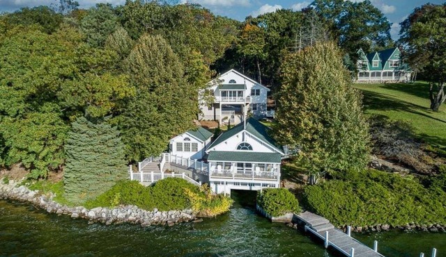 Architect Designed Lake Delavan Home with Private Pier Treehouse Deck in Delavan