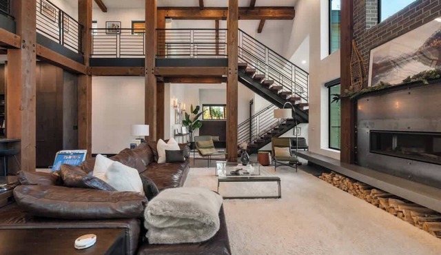 Architecturally-Stunning, Custom Cle Elum Luxury Retreat Main House + Guest House Sleeps 19