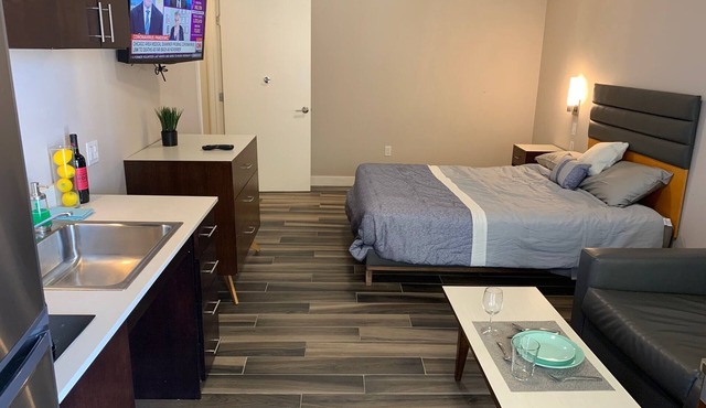 Assessable Studio equipped kitchen, Queen bed + Full sofa-bed. Walk to Old Town
