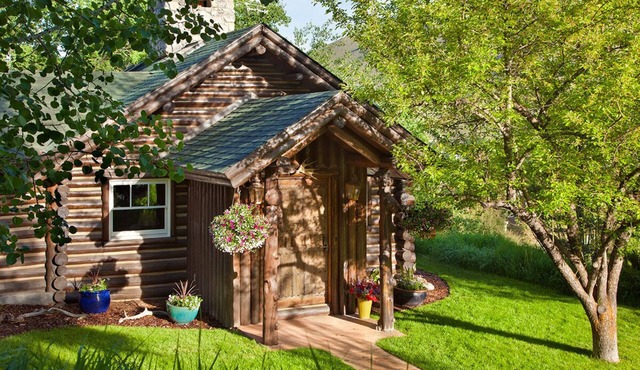 Authentic, Western log cabin in heart of Jackson in Jackson