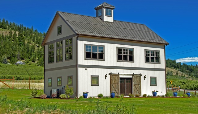 Barn-style Home, Mountain Views, 2 mi to Leavenworth. Dog visitors welcome!