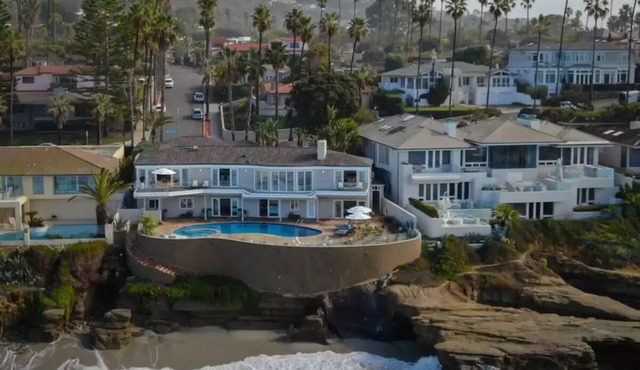 Beachfront Windansea Escape ideal for families