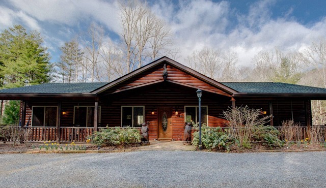 Bear Bottom Cabin | Spacious 3 BR Cabin Just Outside Asheville!