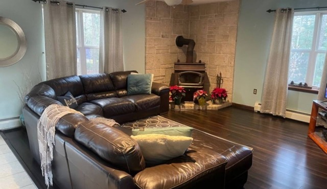 BEAUTIFUL 3BDRM HOME in heart of the PoconoMTNS - CLS2SkiSLOPES