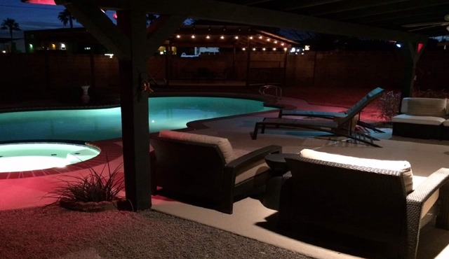 Beautiful 4 bed Home , Located 5 Min From Strip, Pool/spa,Cabana, Pool Table