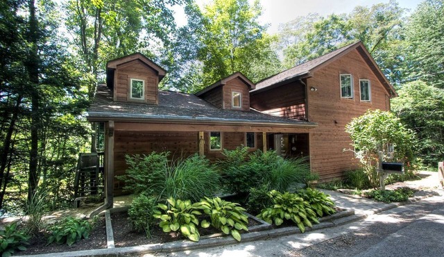 Beautiful Cabin with Hot Tub Surrounded by Trees in Confluence, Pennsylvania