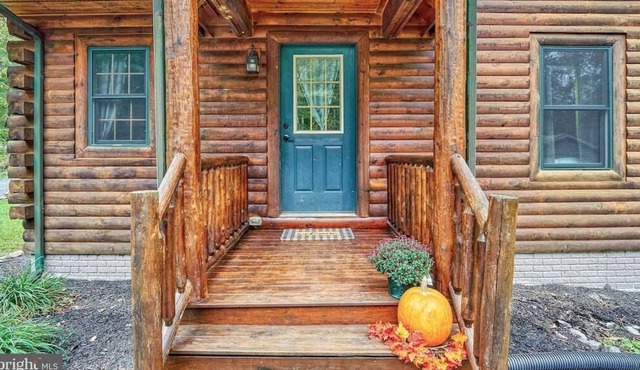 Beautiful Custom Built Log Home with Jacuzzi