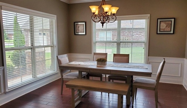 *Beautiful Luxury Executive Home minutes from Redstone Arsenal* in Madison