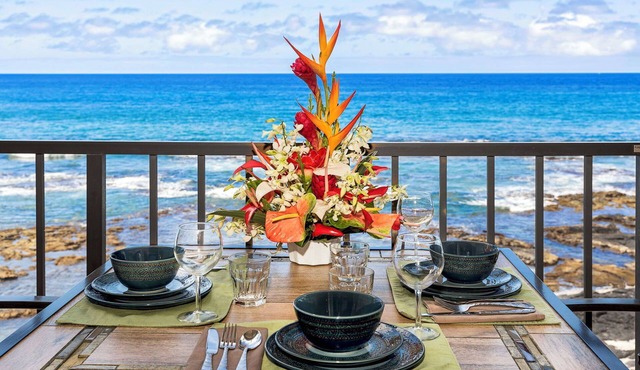 Beautiful Oceanfront Kona Bali Kai 3rd Floor Condo with A/C in Guest Room
