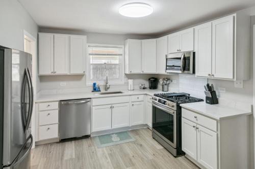 Beautiful Updated 5 bedroom home in Downtown Libertyville Near Naval Base