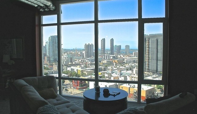 Beautiful upscale luxury apartment walking distance from Petco park & Gaslamp