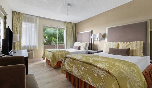 Best Choice! Unit with Kitchen, Outdoor Pool, Free Parking Onsite!