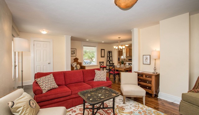 Boho Style, Cozy Home, Big Kitchen, Spacious Near Hot Springs and Winery