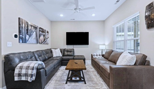 Bourbon Run - HotTub/Ark 30min/Horse Park 12min/Walk Downtown/4BR Sleeps 8 in Georgetown