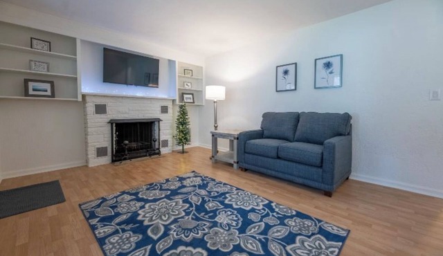 Bow wow-meow 2nd- 5 minutes from downtown Peoria