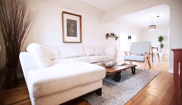 Bright 2BR in Forest Park – Quiet, Parking, Workspace, Long‑Stay Ready