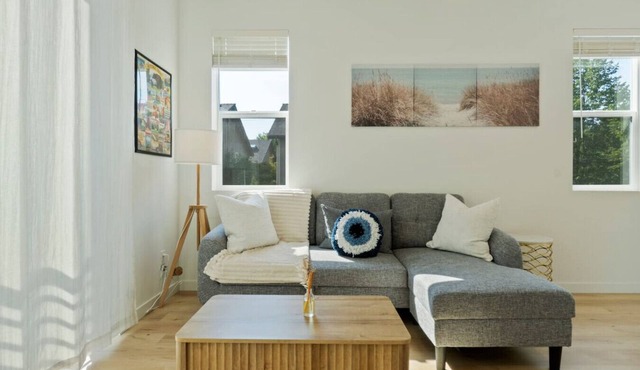 Bright 2BR Townhome | Easy Access to Downtown & UW