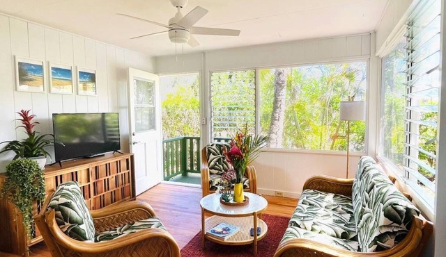 Bright 3-bedroom tropical house in Waimanalo Beach Lots