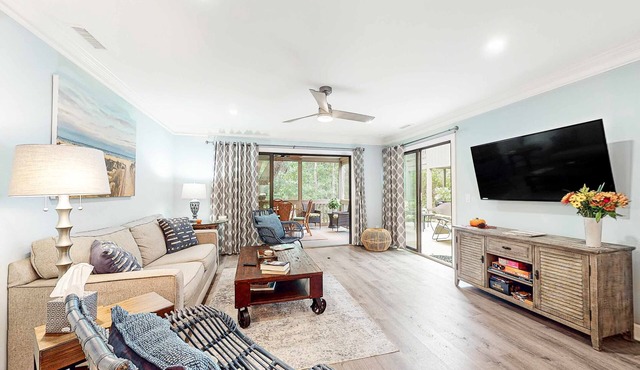 Bright & Beachy Dog Friendly Villa with Shared Pool