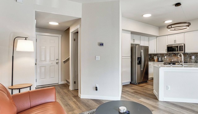 Bright & Modern! Family Home 11 Mi to Dtwn Tacoma