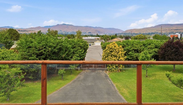 Bright Studio w/Valley Views Near Hospital