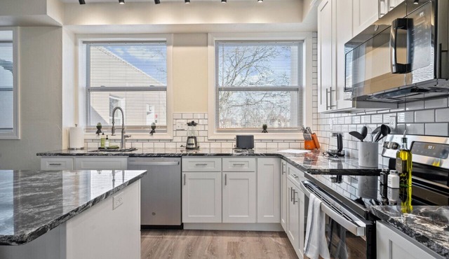 Bright & Upscale|King Bed|Free Parking w/Workspace