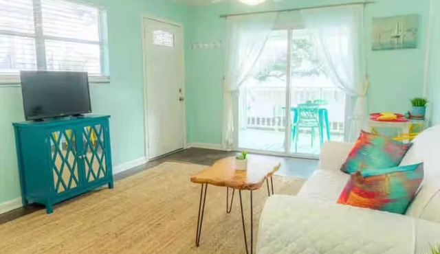 BubbleGum Apt “B” 2 blocks to beach!
