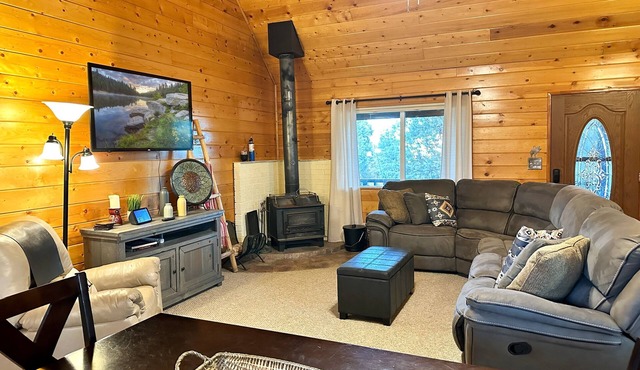 Buck Wild | Rustic cabin w/loft + bunkhouse