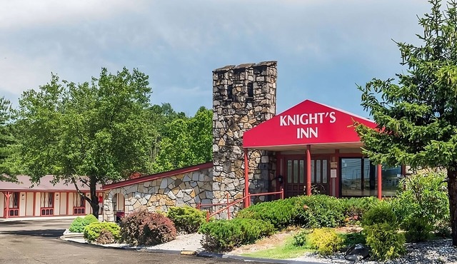 Budget-friendly Accommodation at Knights Inn Ashland! Onsite Pool, Free Parking!
