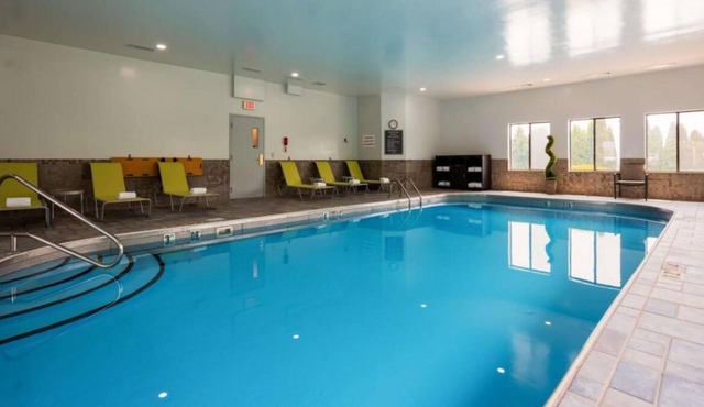 Budget-Friendly Comfort, Free Breakfast & Parking, Near Ohio Valley Mall