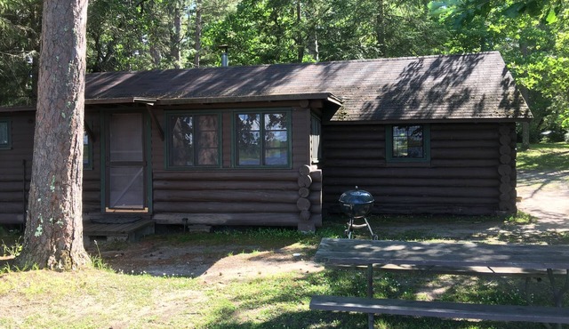 CABIN #2 (Wolf) Beautiful log cabin situated right on the lake!