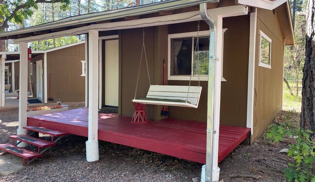 Cabin 3 – Eagle's Nest - Queen Bed, Futon, Fireplace, Kitchen, Porch Swing