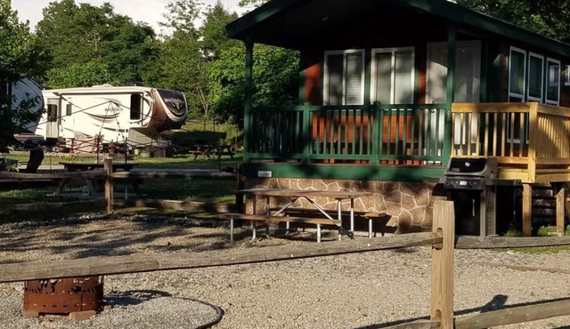 Cabin 8 - Beautiful cabin with a queen, full and twin bed. Great for days outdoors and nights in.