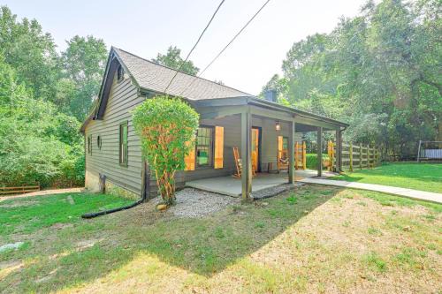 Cabin w/Fire Pit - 7 Mi to Downtown Carrollton! in Carrollton