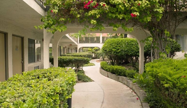 California Suites Hotel