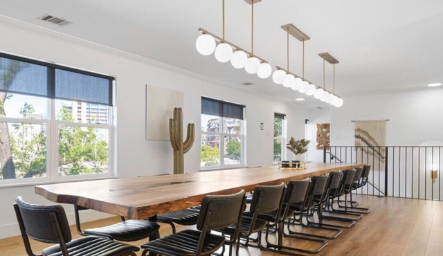 Capitol View DT w Elevator + Free Swim Club Access in Austin