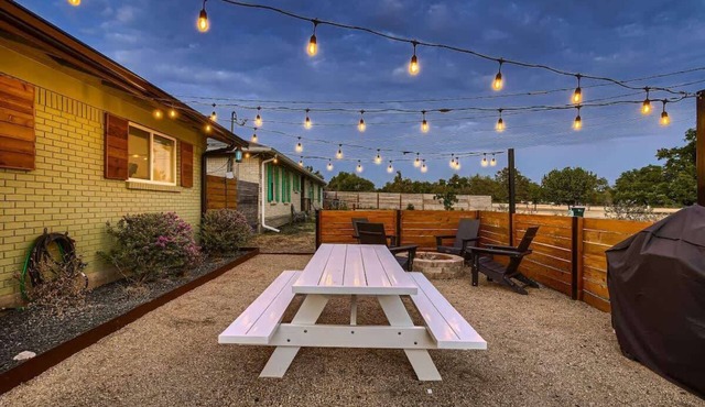 Casa Verde. Mid-century Charmer in Old Town!