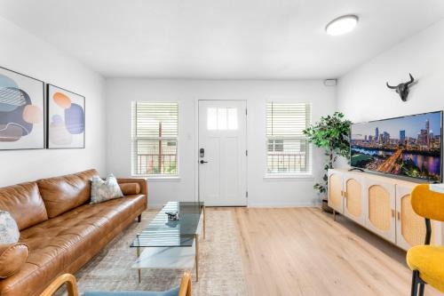 Central Chic 1BR suites close to UT, Moody Center, & Downtown
