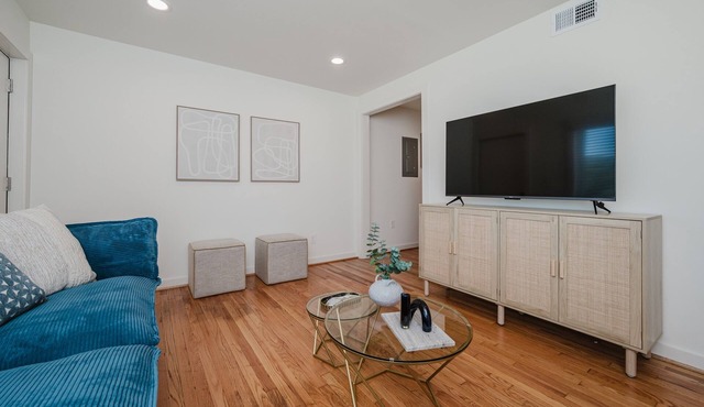 Central Suite B - 2 Bedrooms/King Bed/Parking in Birmingham
