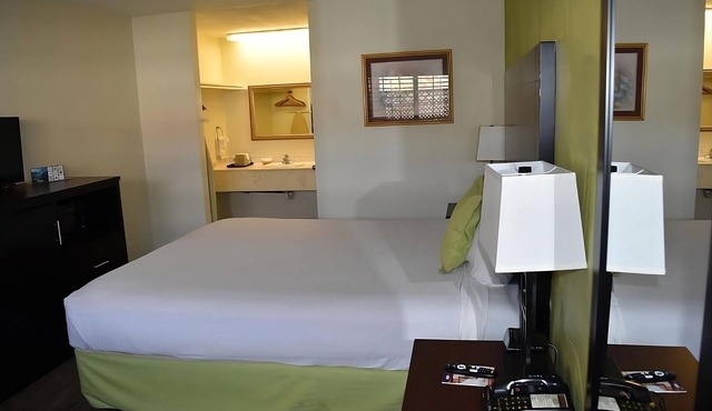 Centrally Located in Downtown San Diego! Onsite Parking & FREE Breakfast