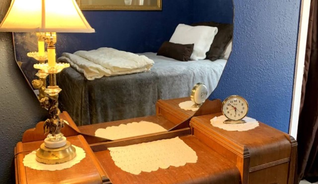 Charmer Apt in Historic River Town