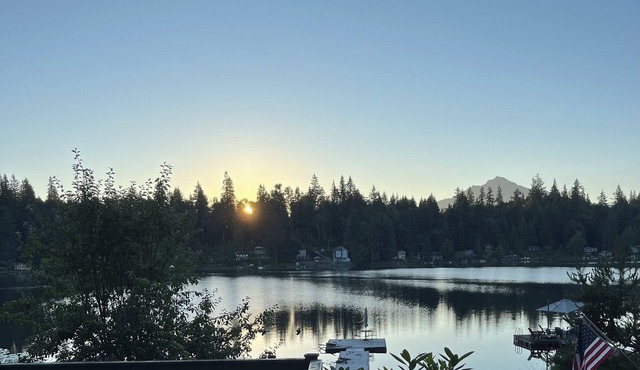 Charming 1 bedroom cabin on Lake Bosworth. Close to historic downtown Snohomish