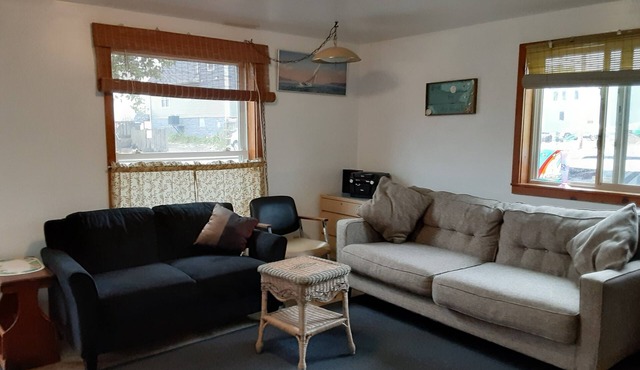 Charming 2-bedroom summer cottage in amazing Sunset Bay, Irving with AC in irving